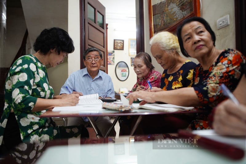 Lớp học tiếng Anh đặc biệt miễn phí của những cụ già giữa lòng Hà Nội - Ảnh 4.