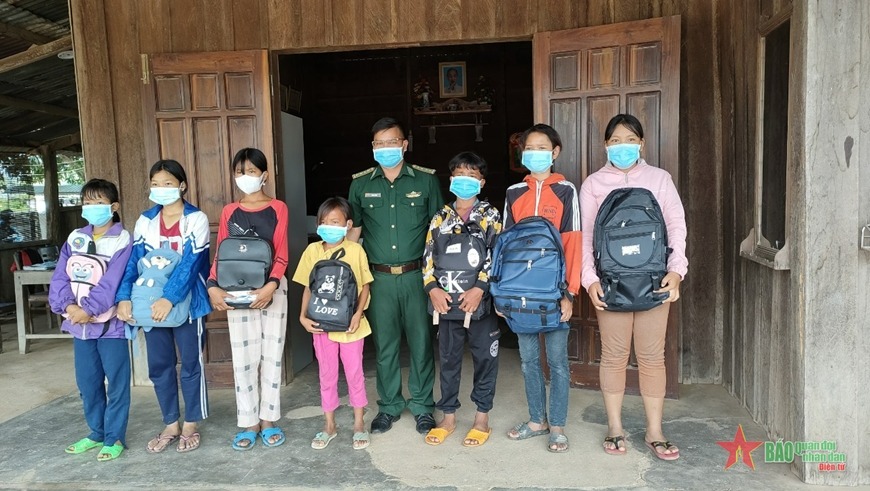 Người lính Biên phòng luôn tận tụy với nhân dân - Ảnh 1.
