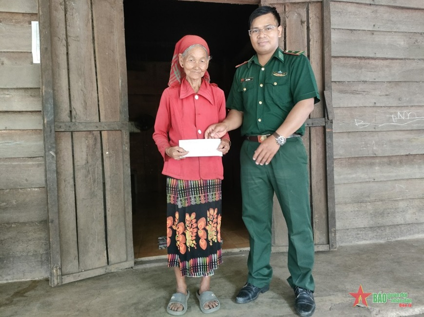 Người lính Biên phòng luôn tận tụy với nhân dân - Ảnh 2.