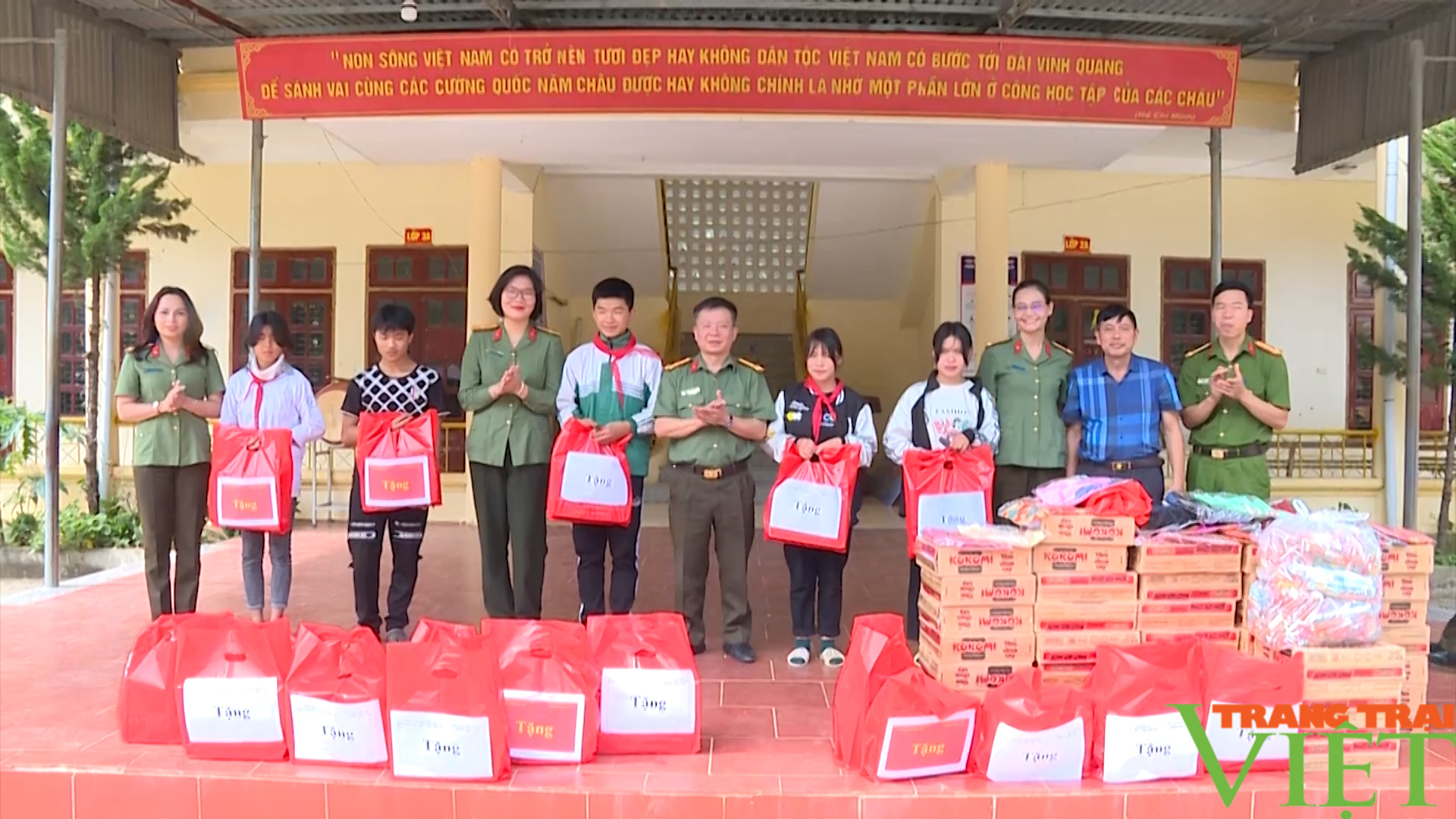 Thắm tình quân dân nơi biên giới - Ảnh 9. Thắm tình quân dân nơi biên giới - Ảnh 9.