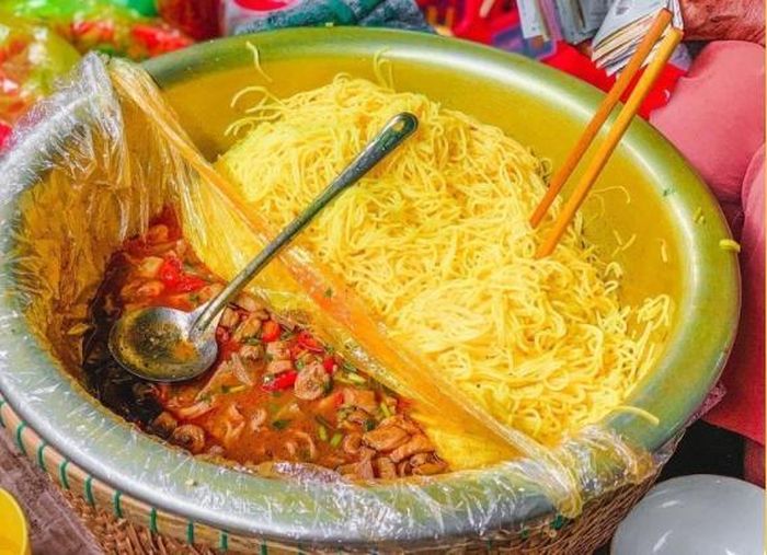 Bún nghệ - Đặc sản lạ lùng có tên &quot;bún trị ho&quot; của người dân xứ Huế - Ảnh 2.