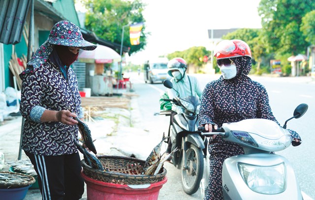 Mùa này, đến xã Hộ Độ, mùi cá nướng thơm lừng khắp xã, khách nào qua đường cũng phải nán lại mua về - Ảnh 7.