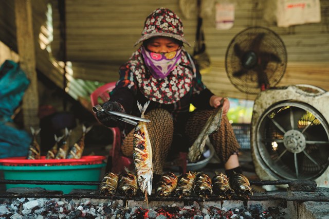 Mùa này, đến xã Hộ Độ, mùi cá nướng thơm lừng khắp xã, khách nào qua đường cũng phải nán lại mua về - Ảnh 1.