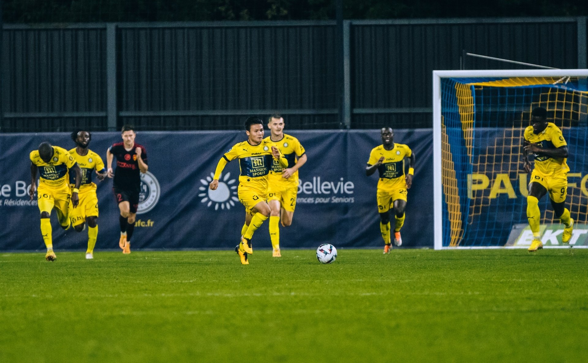 Nhận thống kê thất vọng sau khi ghi bàn, Quang Hải khó đá chính ở Pau FC - Ảnh 1.
