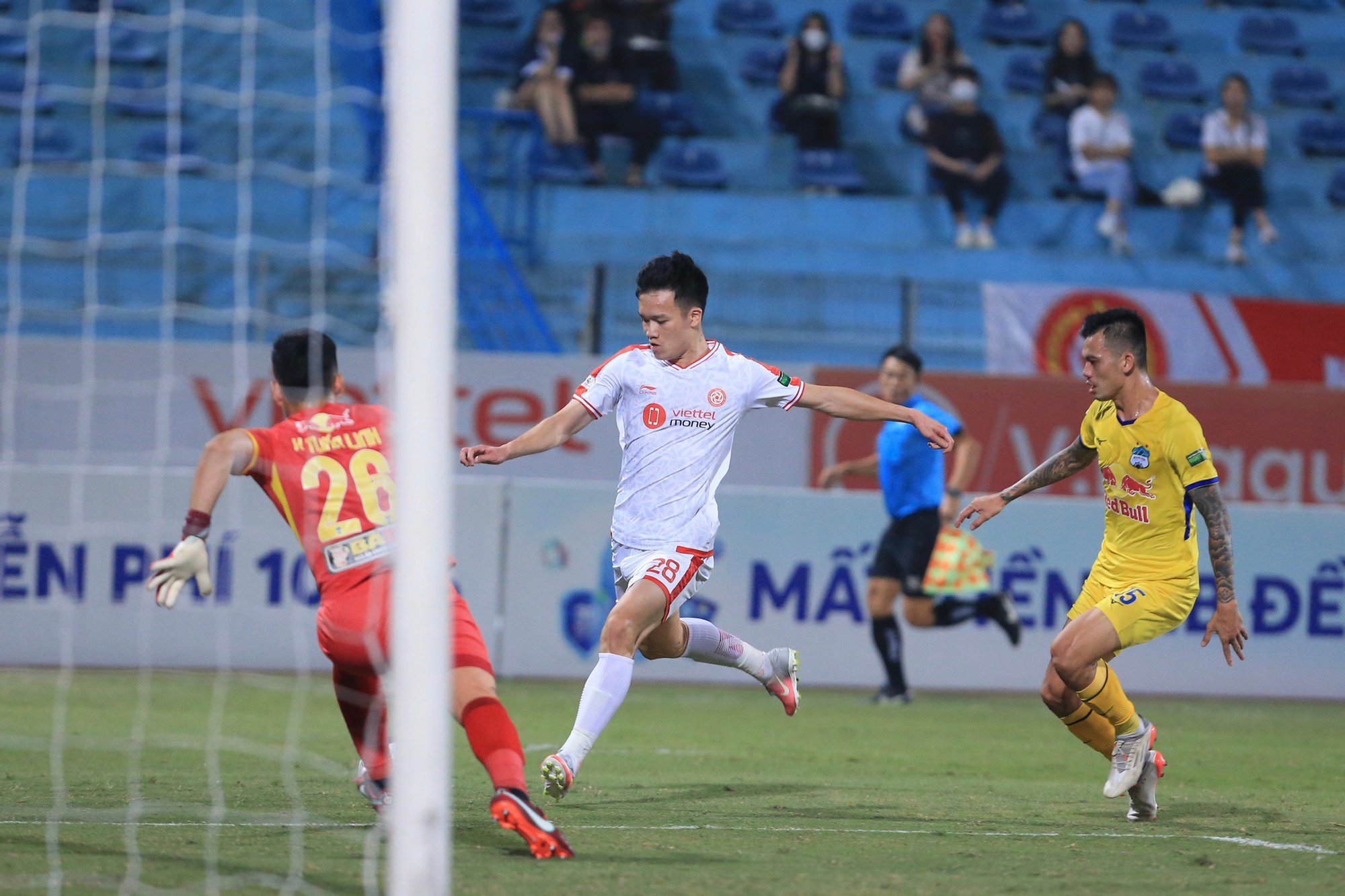 Kết quả vòng 20 V.League 2022: Ba chạm chính xác từng centimet giúp Viettel &quot;xé lưới&quot; HAGL - Ảnh 3.