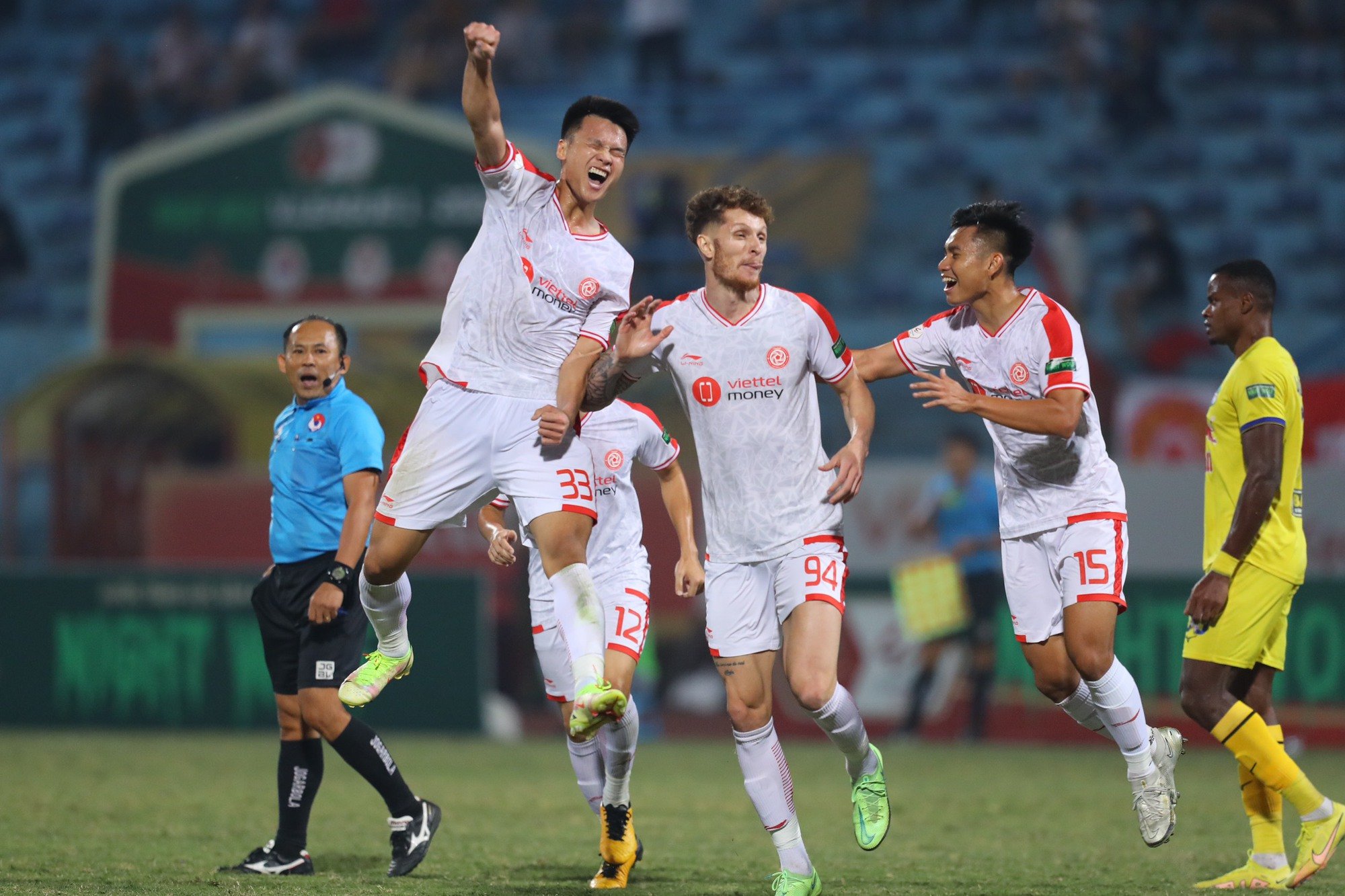 Kết quả vòng 20 V.League 2022: Ba chạm chính xác từng centimet giúp Viettel &quot;xé lưới&quot; HAGL - Ảnh 4.