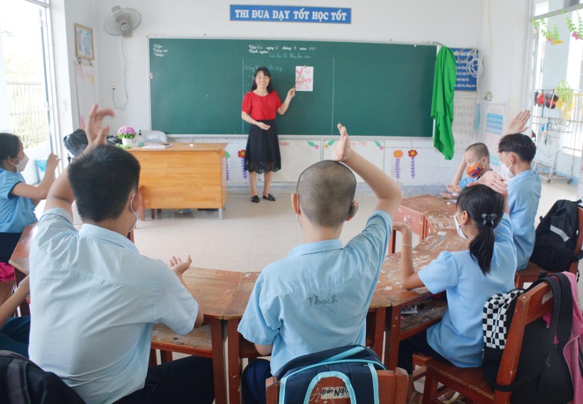 Cô giáo mang yêu thương đến với trẻ khuyết tật - Ảnh 1.