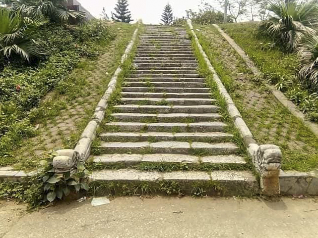 Xót xa đầu rồng bằng đá hàng trăm năm tuổi ở ngoại thành Hà Nội bị vỡ toác - Ảnh 3.