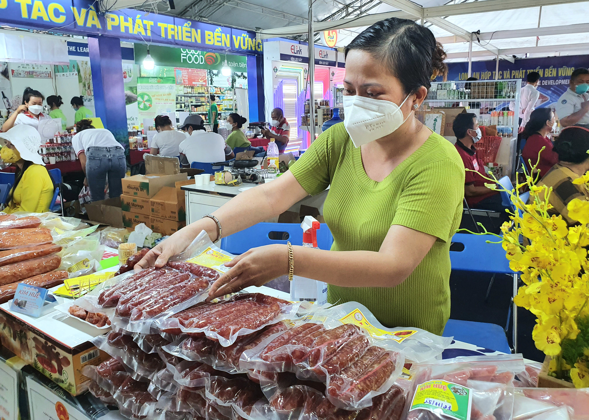 Người tiêu dùng thay đổi sau Covid-19: Kỹ tính hơn và cứ nơi nào thuận tiện là mua - Ảnh 1.