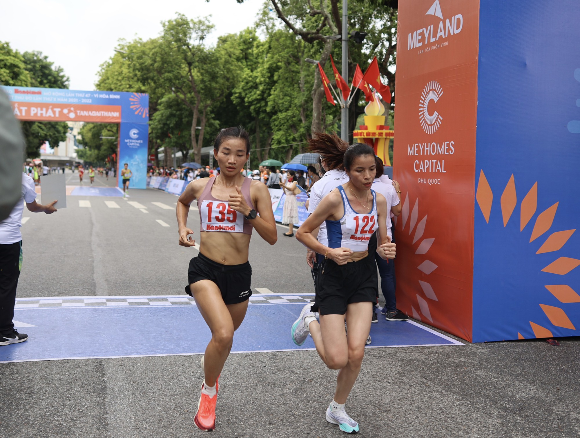 Nguyễn Thị Oanh, Trần Văn Đảng về nhất Giải chạy báo Hànộimới - Vì hòa bình 2022 - Ảnh 1.