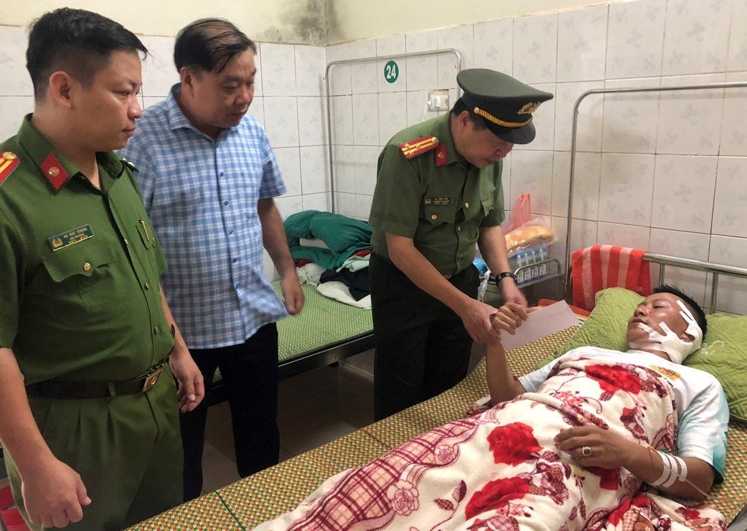 Hoà Bình: Một cán bộ công an bị đâm trọng thương khi làm nhiệm vụ - Ảnh 2.