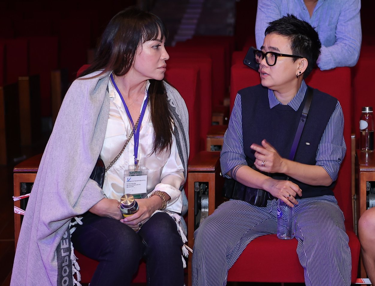Thanh Hà - Phương Uyên lần đầu lộ diện sau đám cưới, chăm sóc nhau ân cần hơn cả vợ chồng - Ảnh 2.