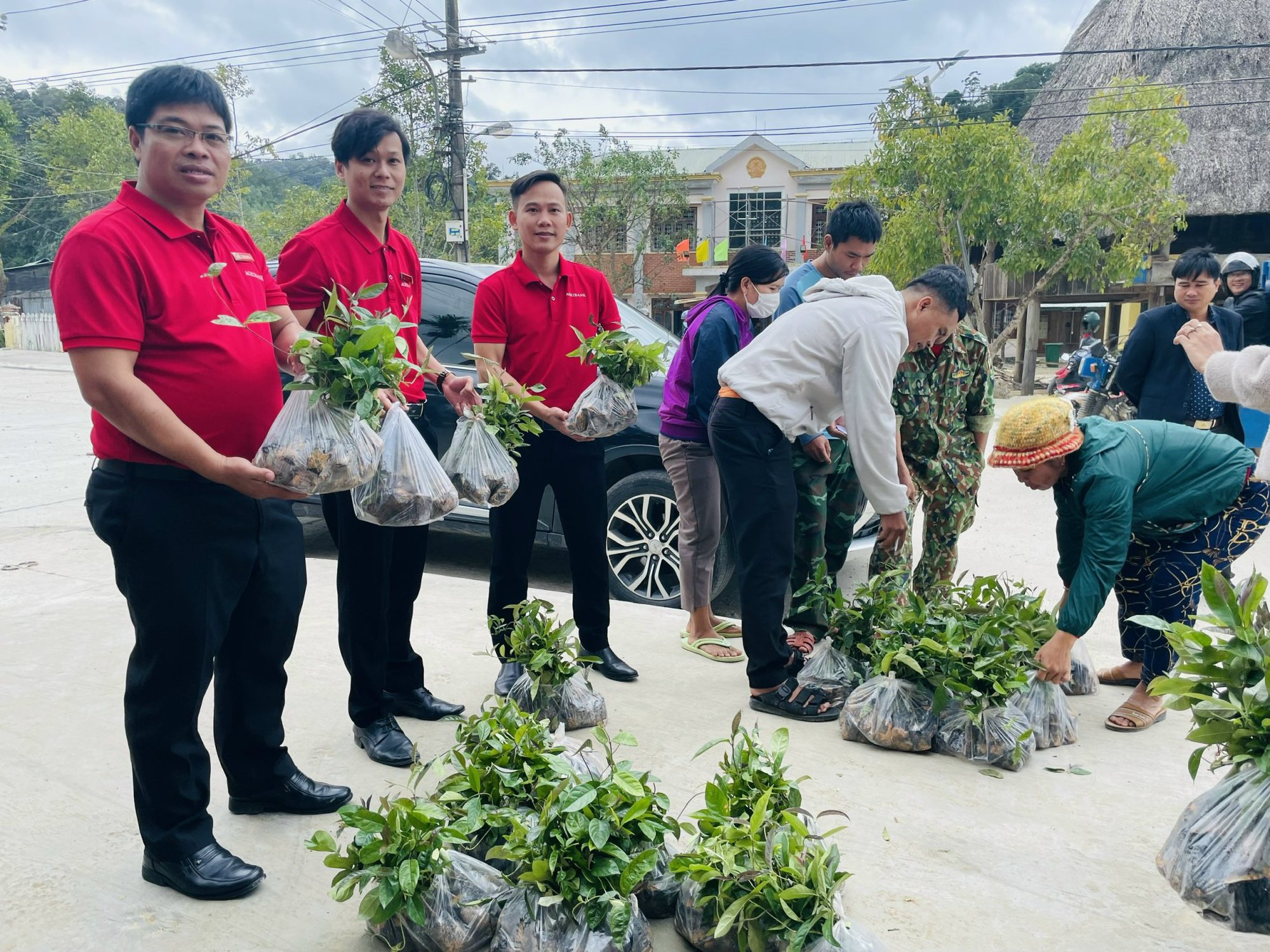 Agribank Quảng Nam trao sinh kế cho người dân xã Lăng kết nghĩa - Ảnh 5.