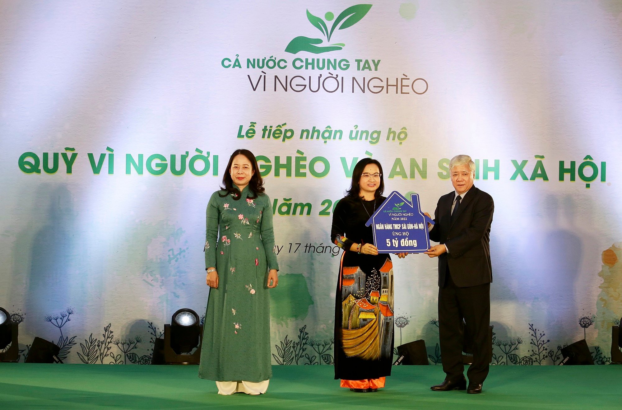 Tổng Giám đốc Ngô Thu Hà đại diện Ngân hàng SHB trao tặng 5 tỷ đồng cho Quỹ Vì người nghèo