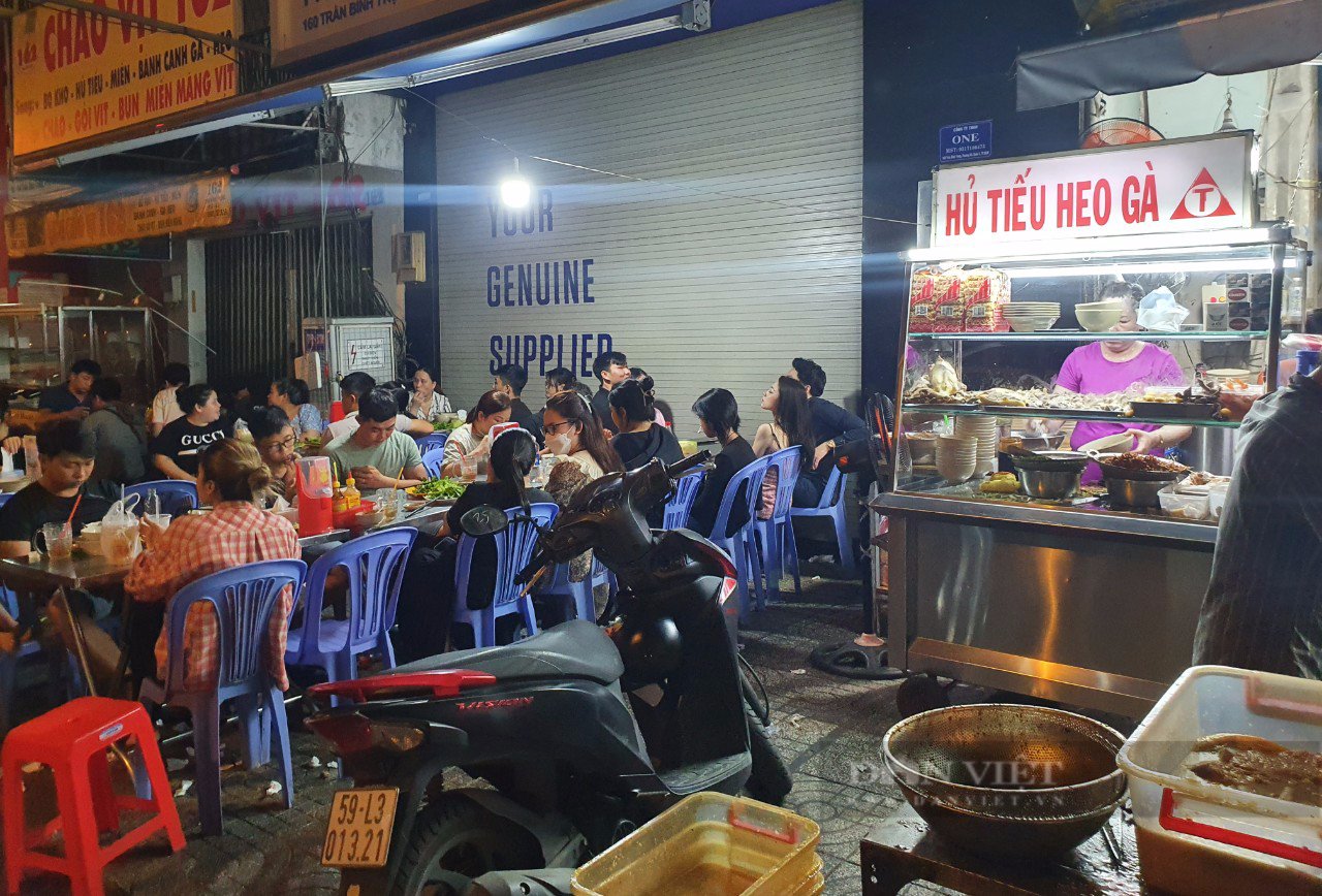 Sài Gòn quán: Hủ tiếu xuyên đêm ở quận 5, khách đợi 45 phút mới có món, ai thiếu kiên nhẫn thì… thôi rồi - Ảnh 1.