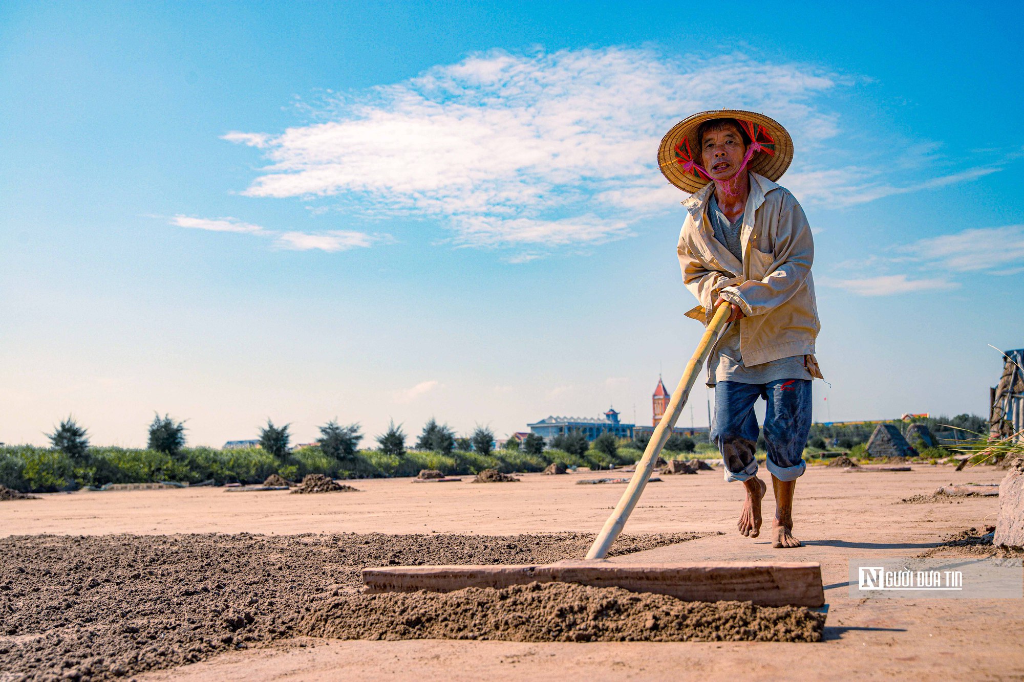 Nam Định: Đẹp mê hồn cảnh vựa muối khủng nhất miền Bắc tất bật vào mùa thu hoạch - Ảnh 2.
