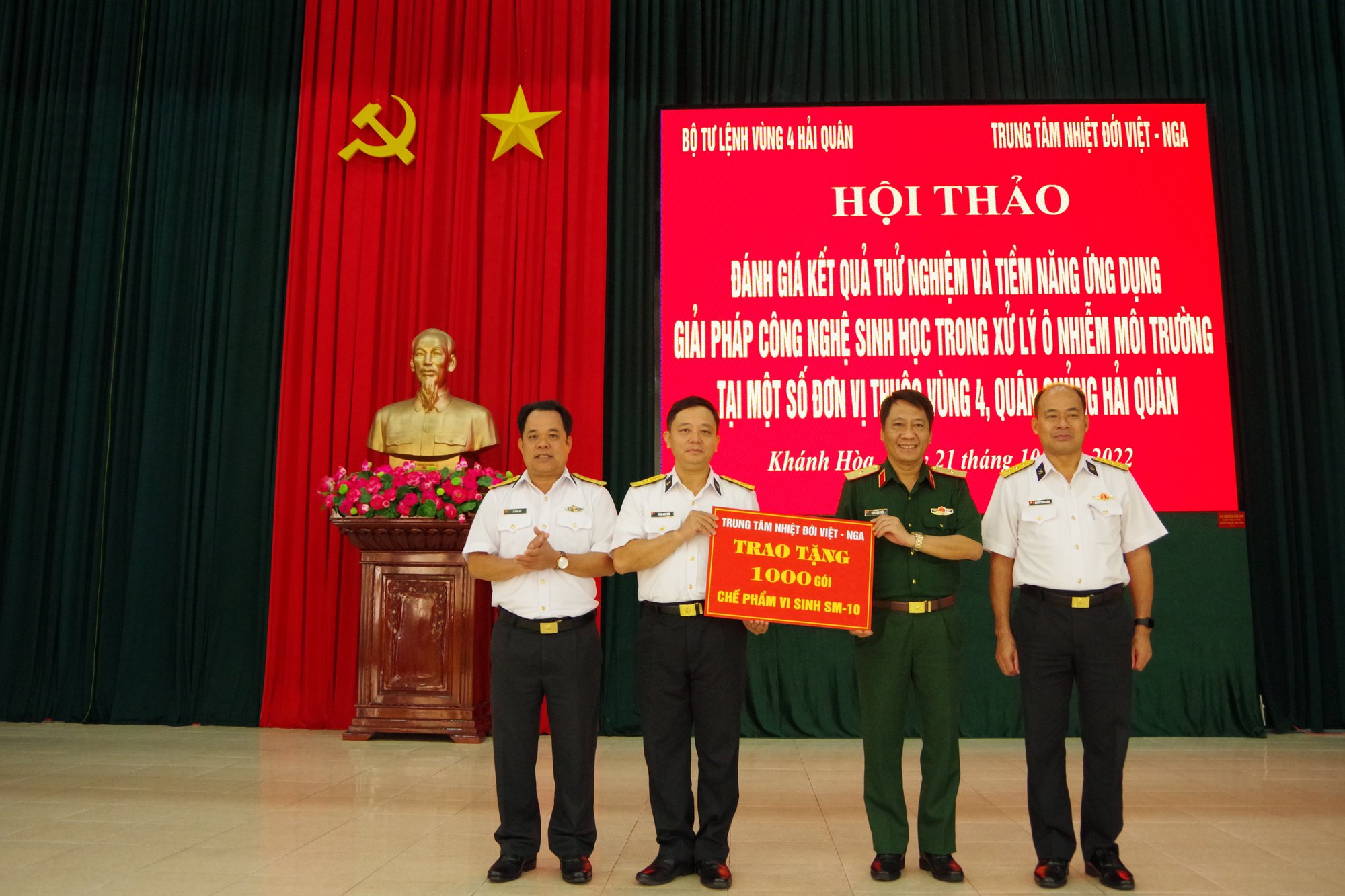 Trung tâm nhiệt đới Việt - Nga trao tặng 1.000 gói chế phẩm vi sinh - Ảnh 1. Trung tâm nhiệt đới Việt - Nga trao tặng 1.000 gói chế phẩm vi sinh - Ảnh 1.