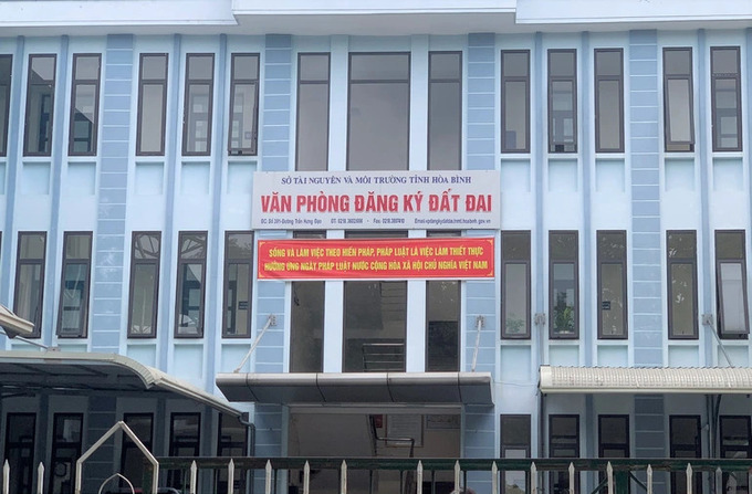 Hòa Bình: Nghi vấn “đội giá” hàng tỷ đồng tại gói thầu mua sắm của Văn phòng Đăng ký đất đai - Ảnh 2.