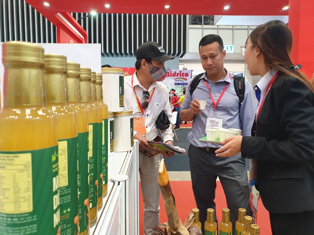 Nhiều đặc sản, sản phẩm OCOP 4-5 sao quy tụ về TP.HCM - Ảnh 1.