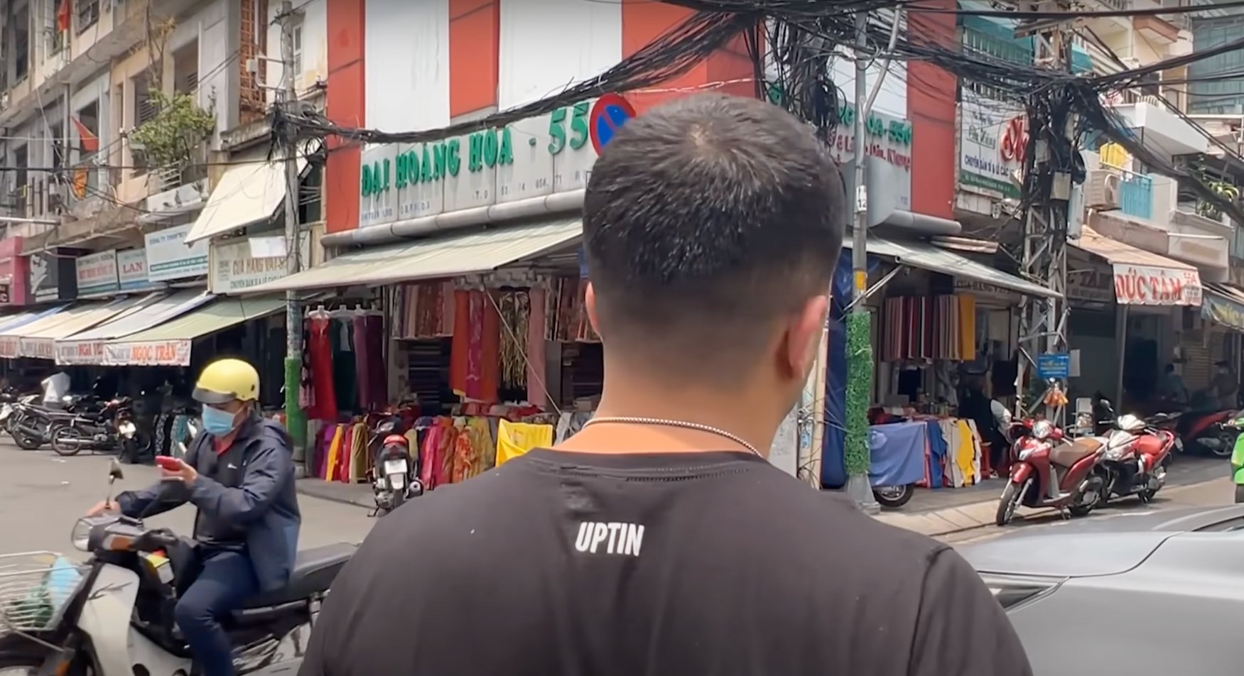 Cộng động mạng đang xôn xao clip du khách nước ngoài thích thú vì giá cả tại Việt Nam rẻ - Ảnh 4.