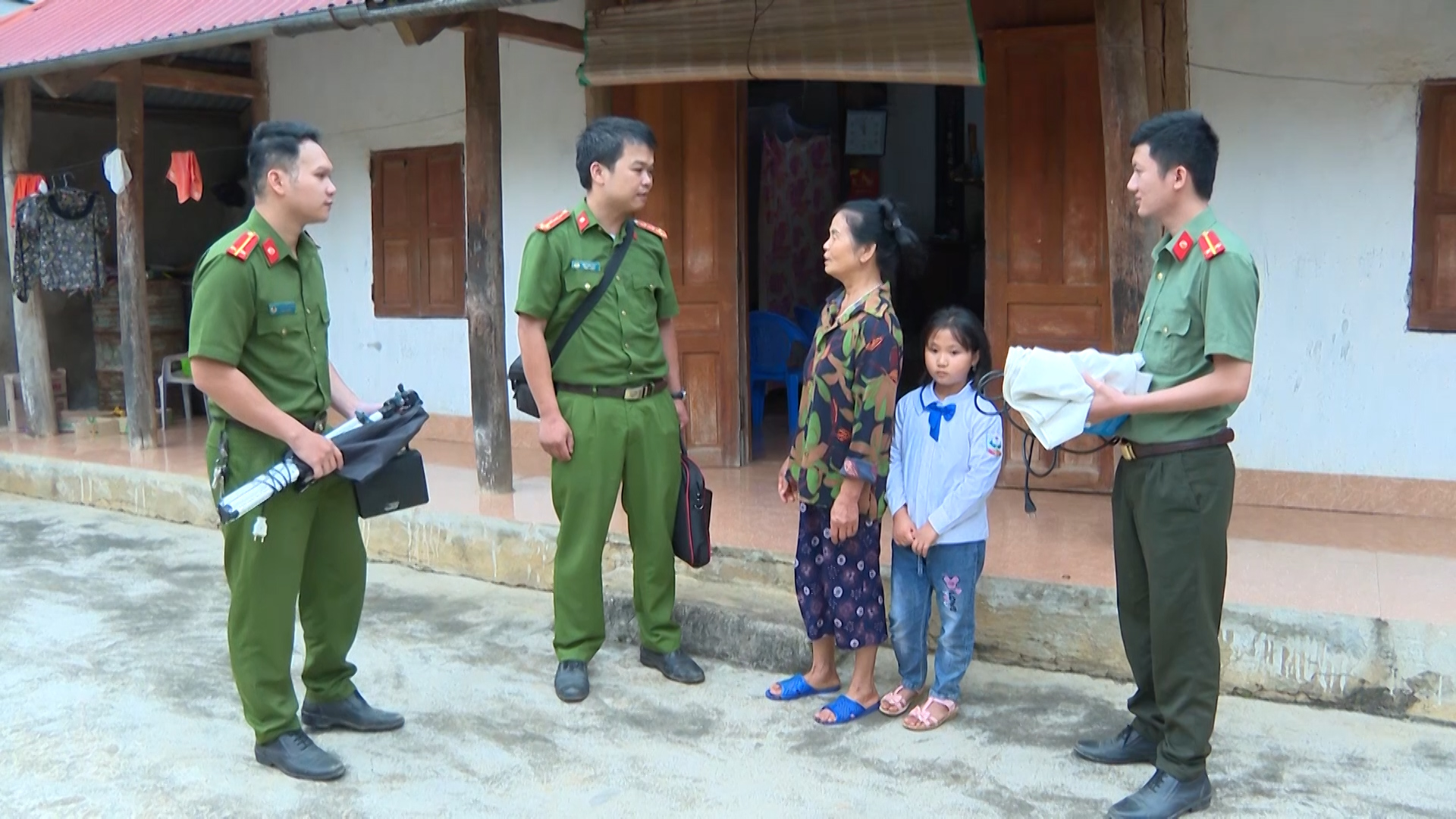 Sơn La: Ngày, đêm hoàn thành chỉ tiêu Luật Cư trú - Ảnh 8. Sơn La: Ngày, đêm hoàn thành chỉ tiêu Luật Cư trú - Ảnh 8.