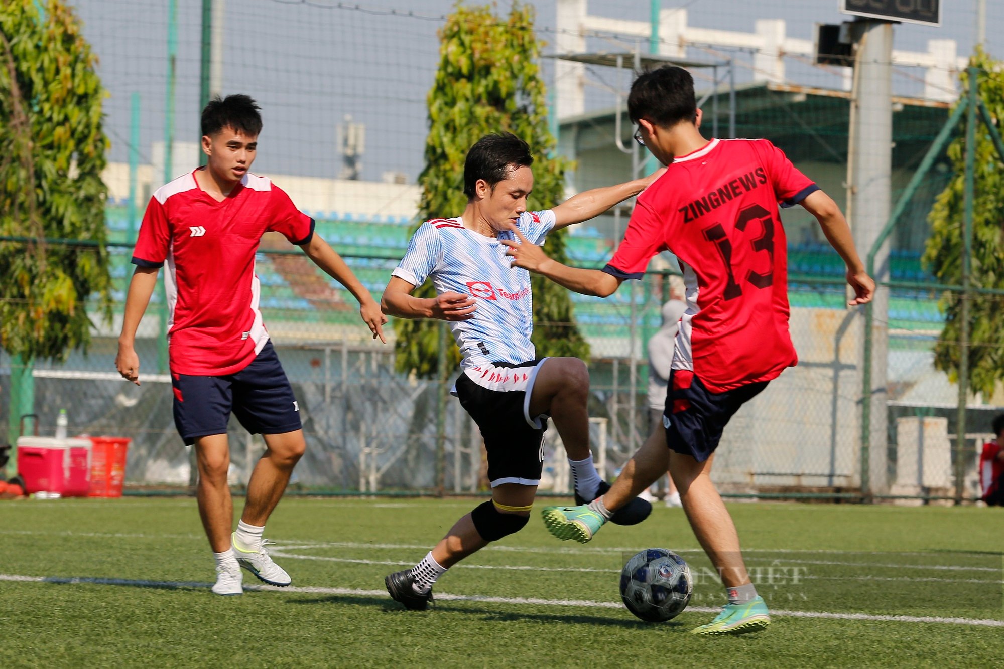 Cổ động viên nhí đại náo khán đài Giải bóng đá Báo NTNN/Dân Việt - Ảnh 2.