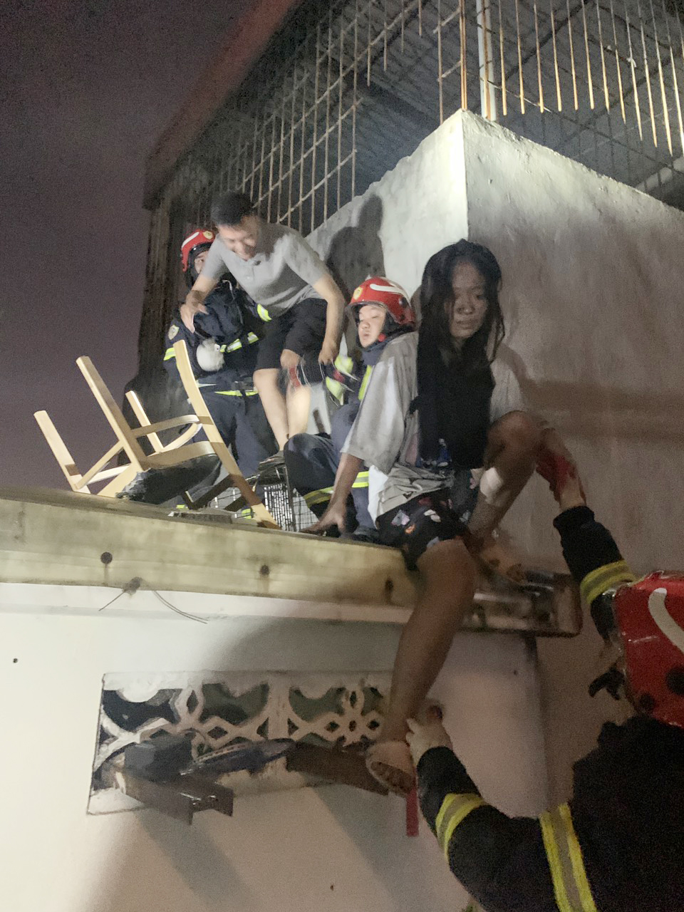 Hình ảnh xúc động khi cảnh sát PCCC cứu 11 người mắc kẹt trong đám cháy ở quận Cầu Giấy - Ảnh 4.
