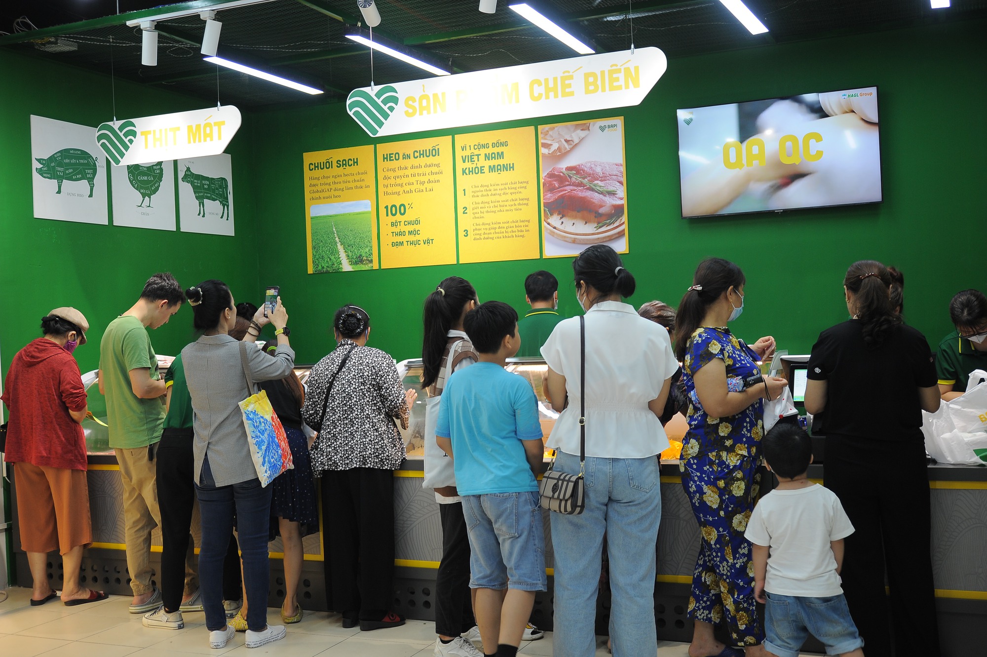 Bầu Đức mở cửa hàng thịt heo ăn chuối tại Hà Nội, chị em tíu tít xếp hàng mua hết veo - Ảnh 1.