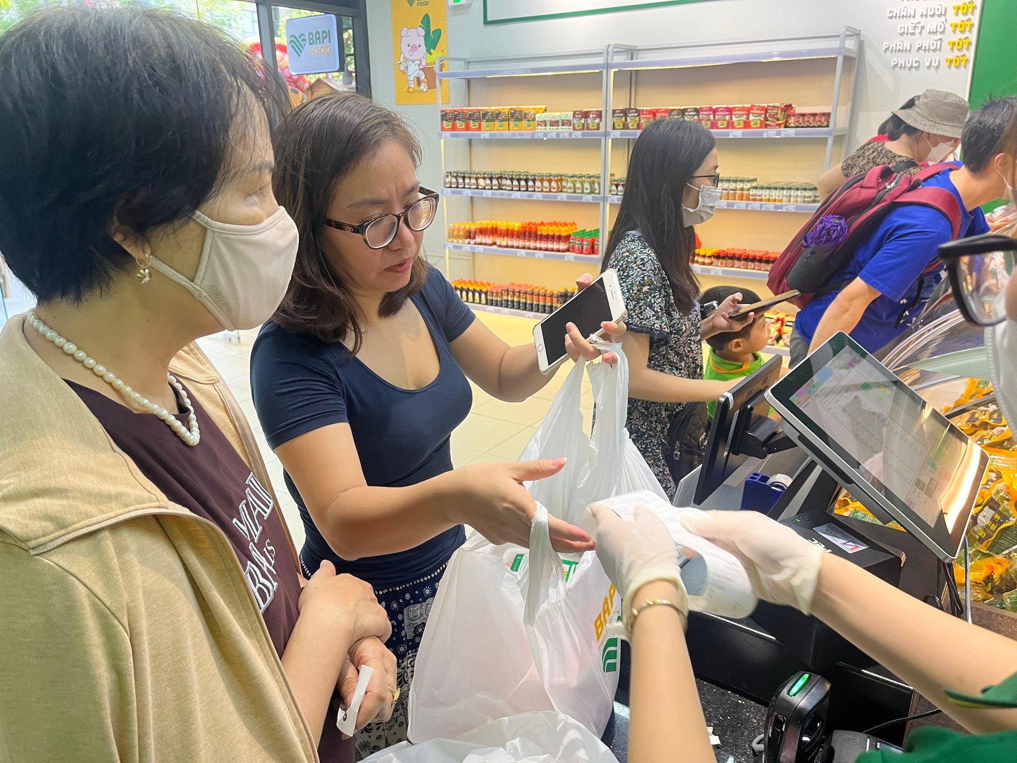 Bầu Đức mở cửa hàng thịt heo ăn chuối tại Hà Nội, chị em tíu tít xếp hàng mua hết veo - Ảnh 2.