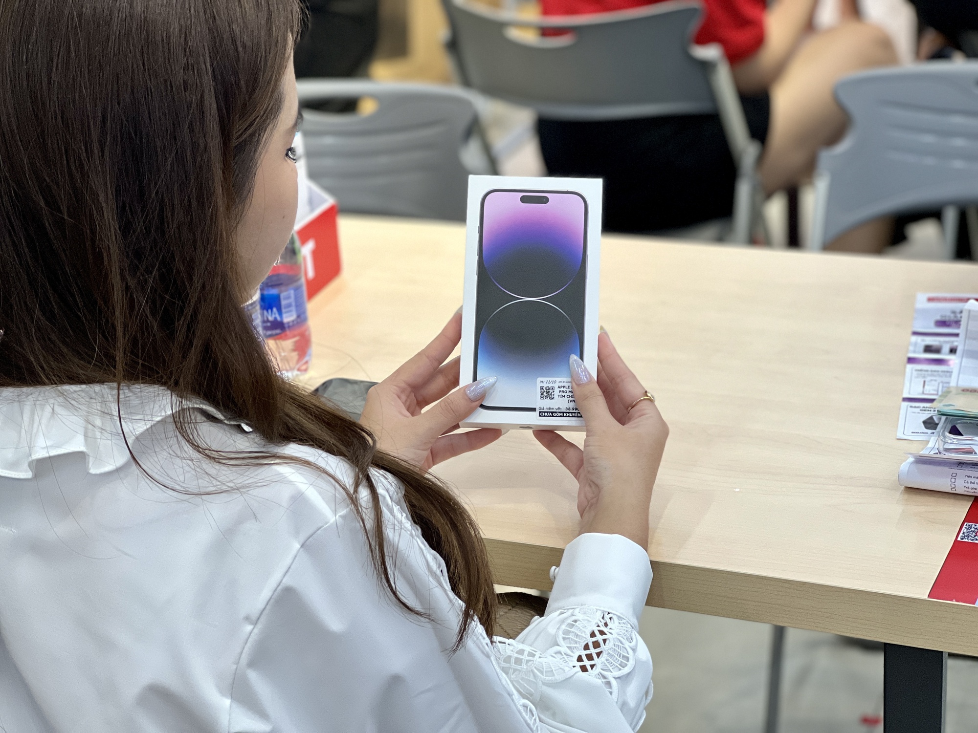 iPhone 14 xách tay đội giá, cao hơn chính hãng 5 triệu đồng - Ảnh 3.