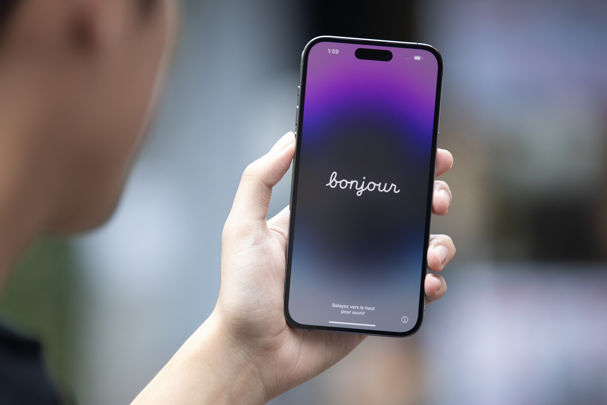 iPhone 14 xách tay đội giá, cao hơn chính hãng 5 triệu đồng - Ảnh 2.