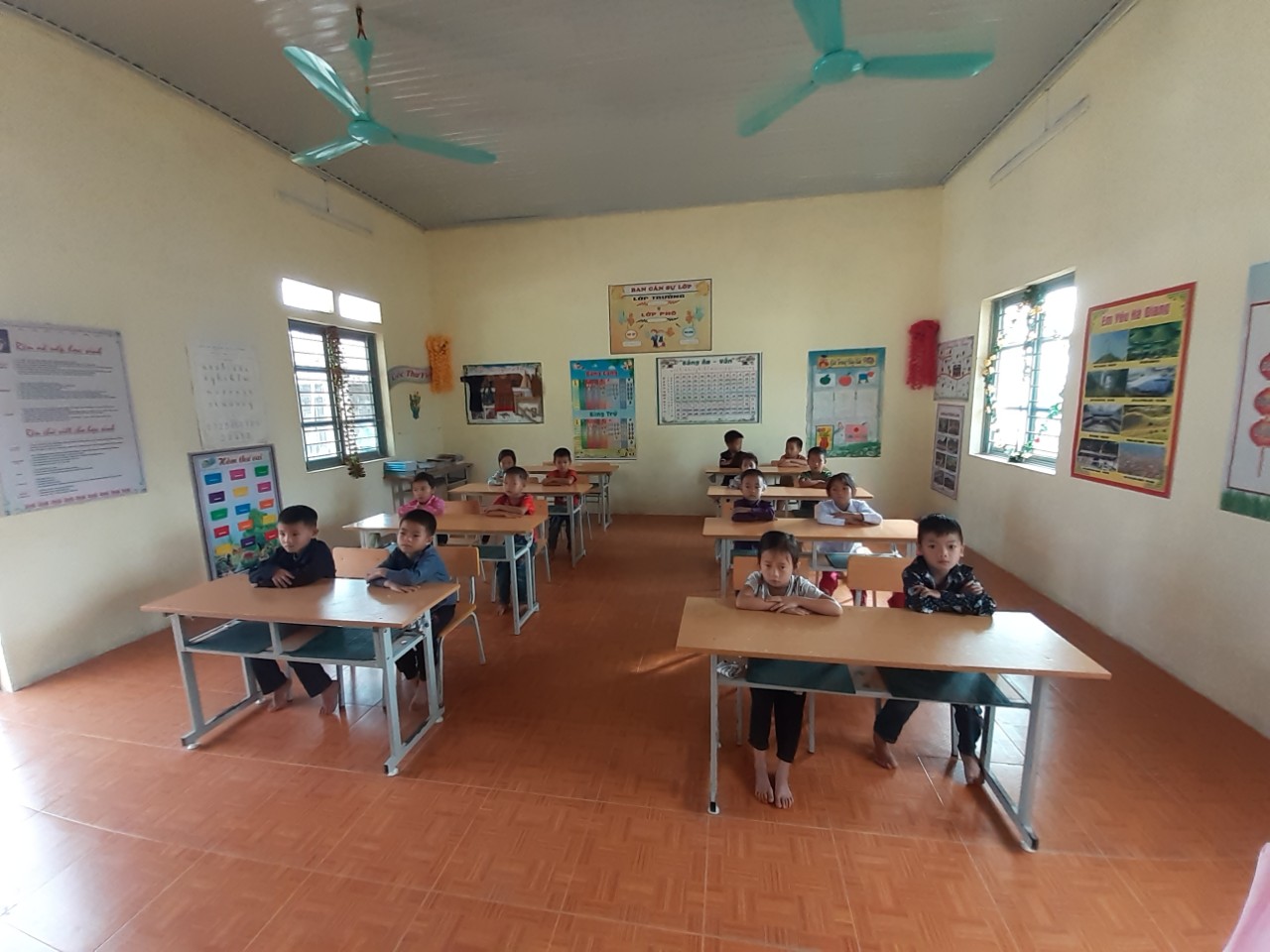 Lớp ghép tiểu học có thể có ba trình độ nhưng không quá 10 học sinh - Ảnh 1.