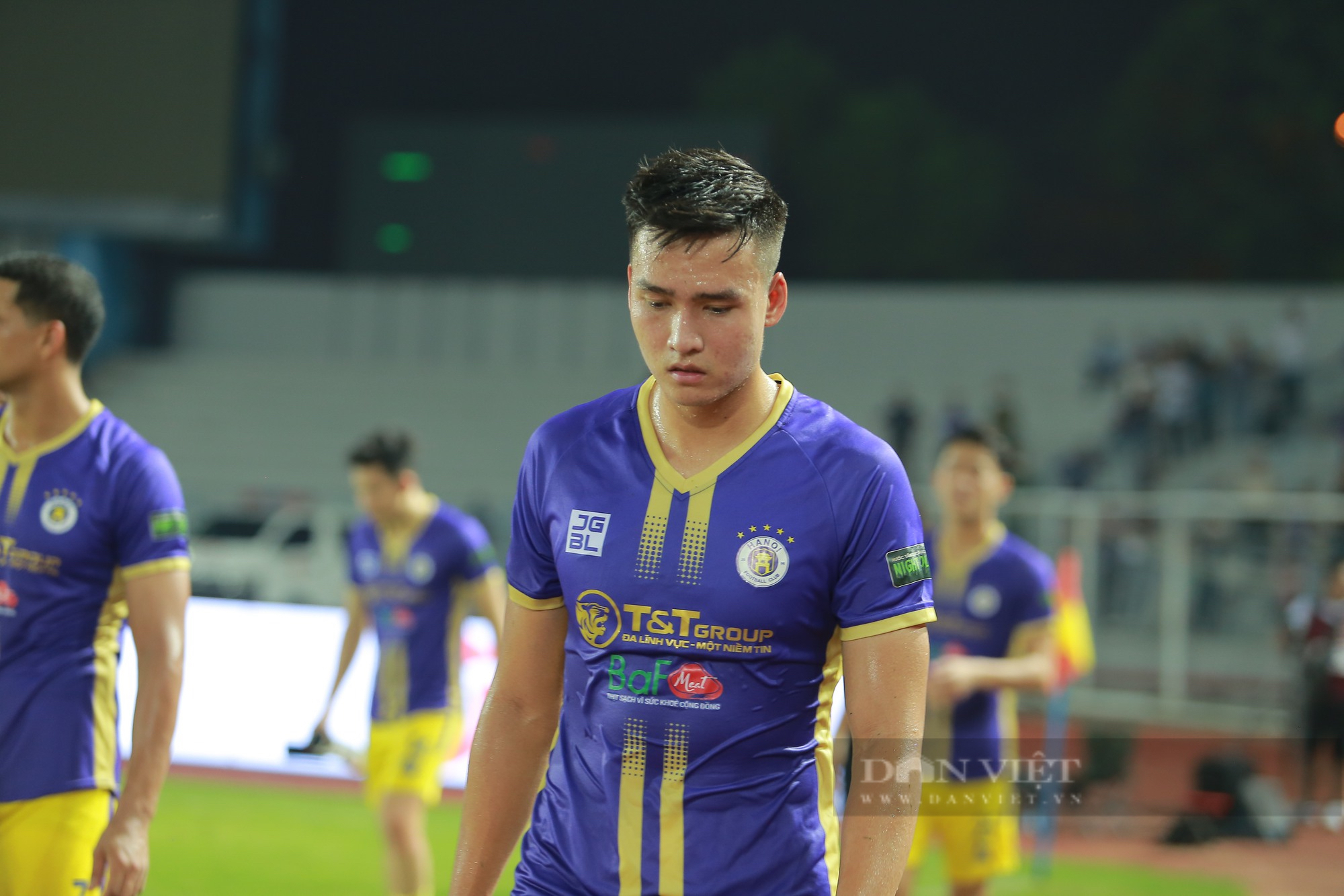 Ca Sĩ Hoàng Bách xuống sân chúc mừng CLB Hải Phòng - Ảnh 3.