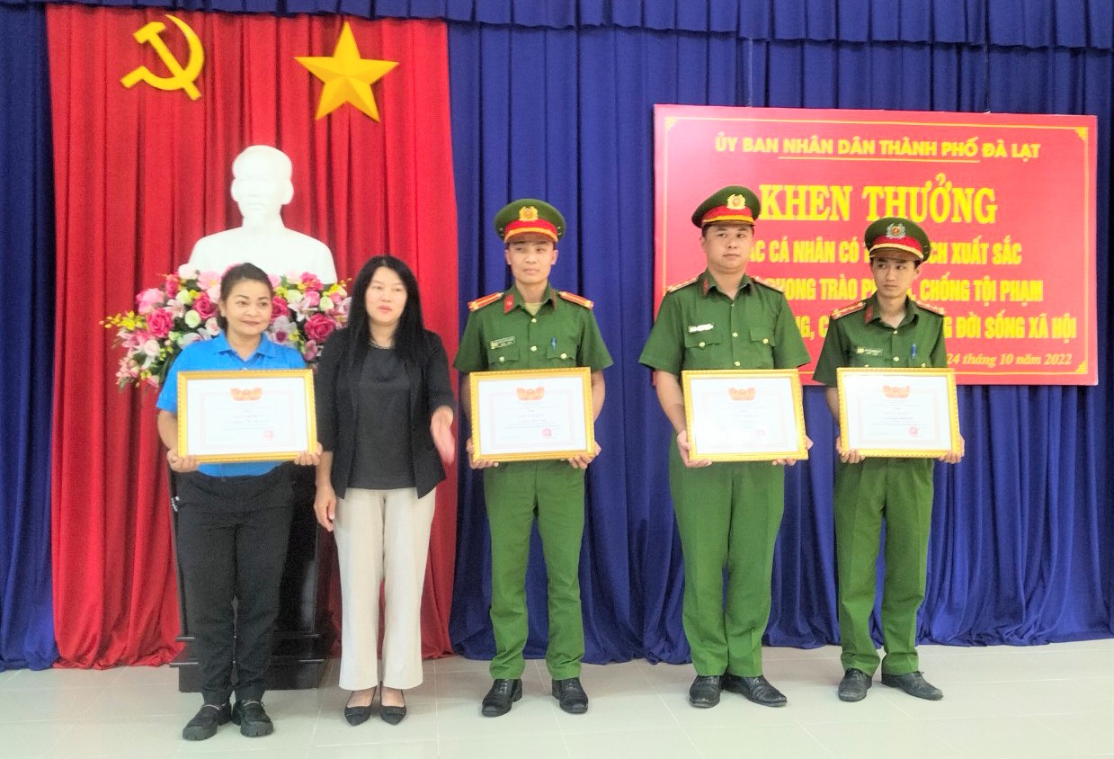 Nữ tài xế Lado taxi trả điện thoại cho khách nước ngoài quên trên xe được khen thưởng - Ảnh 2.