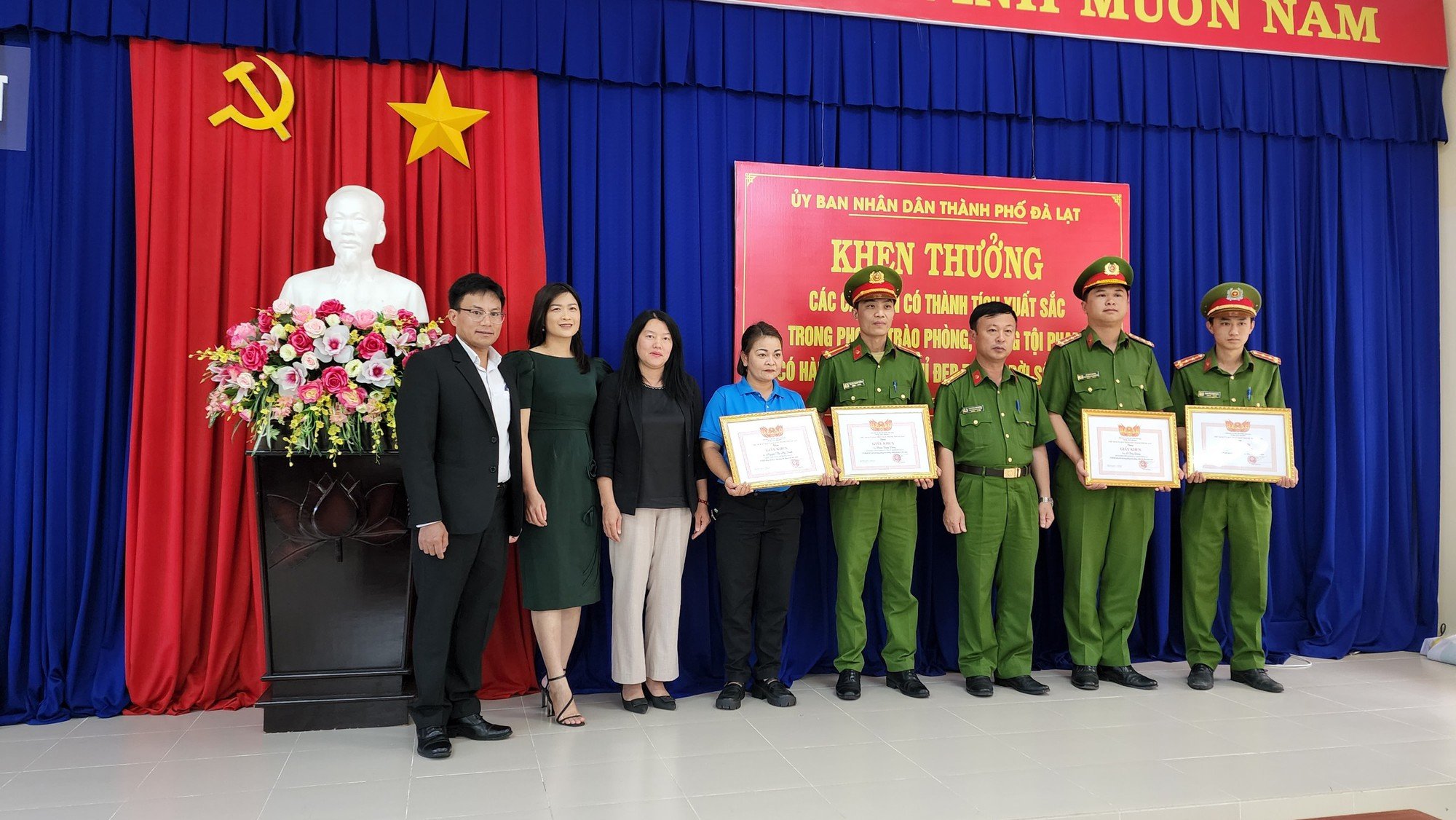 Nữ tài xế Lado taxi trả điện thoại cho khách nước ngoài quên trên xe được khen thưởng - Ảnh 3.