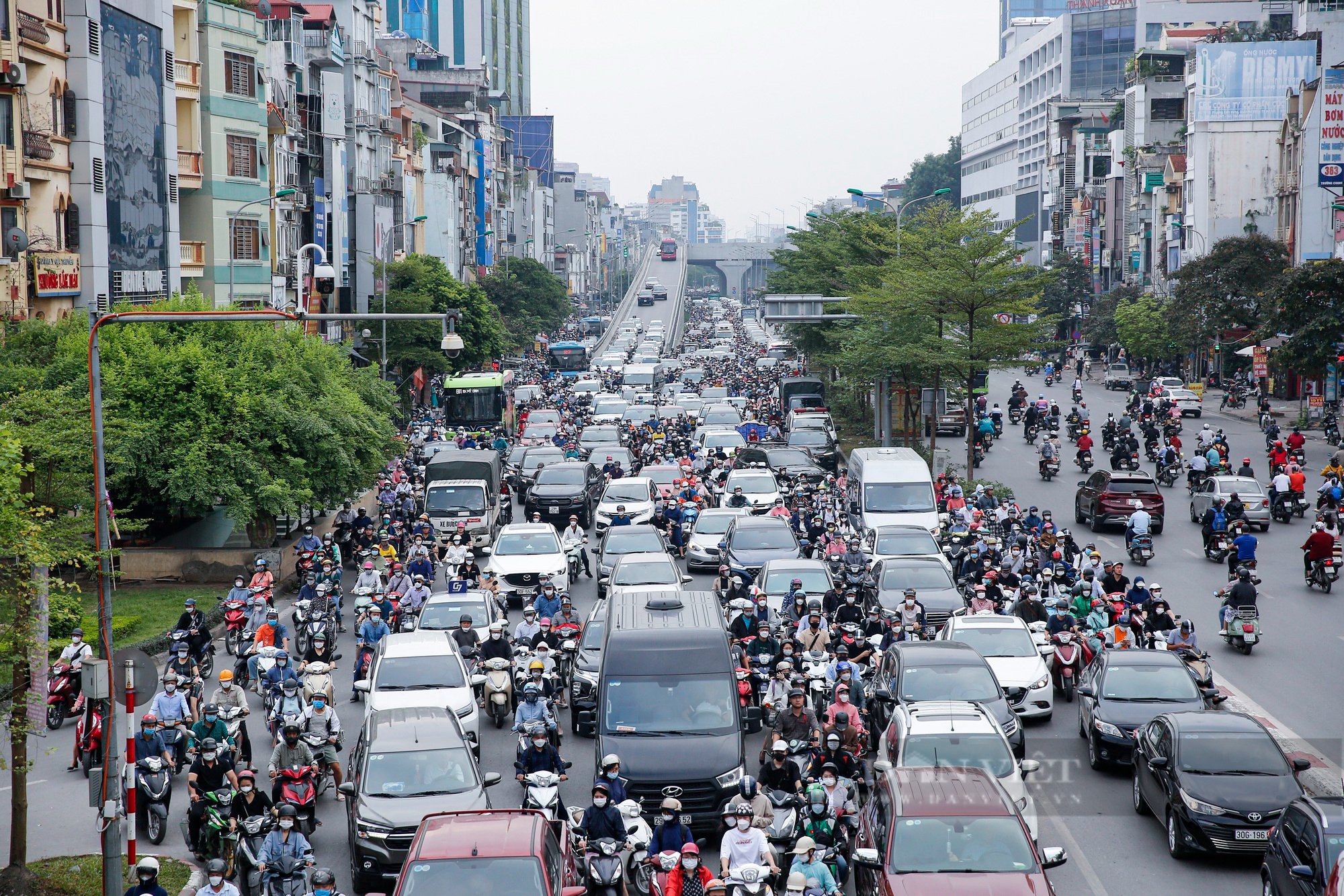 Hàng loạt xe ô tô vi phạm sau khi Hà Nội lắp đặt biển cấm mới - Ảnh 1.