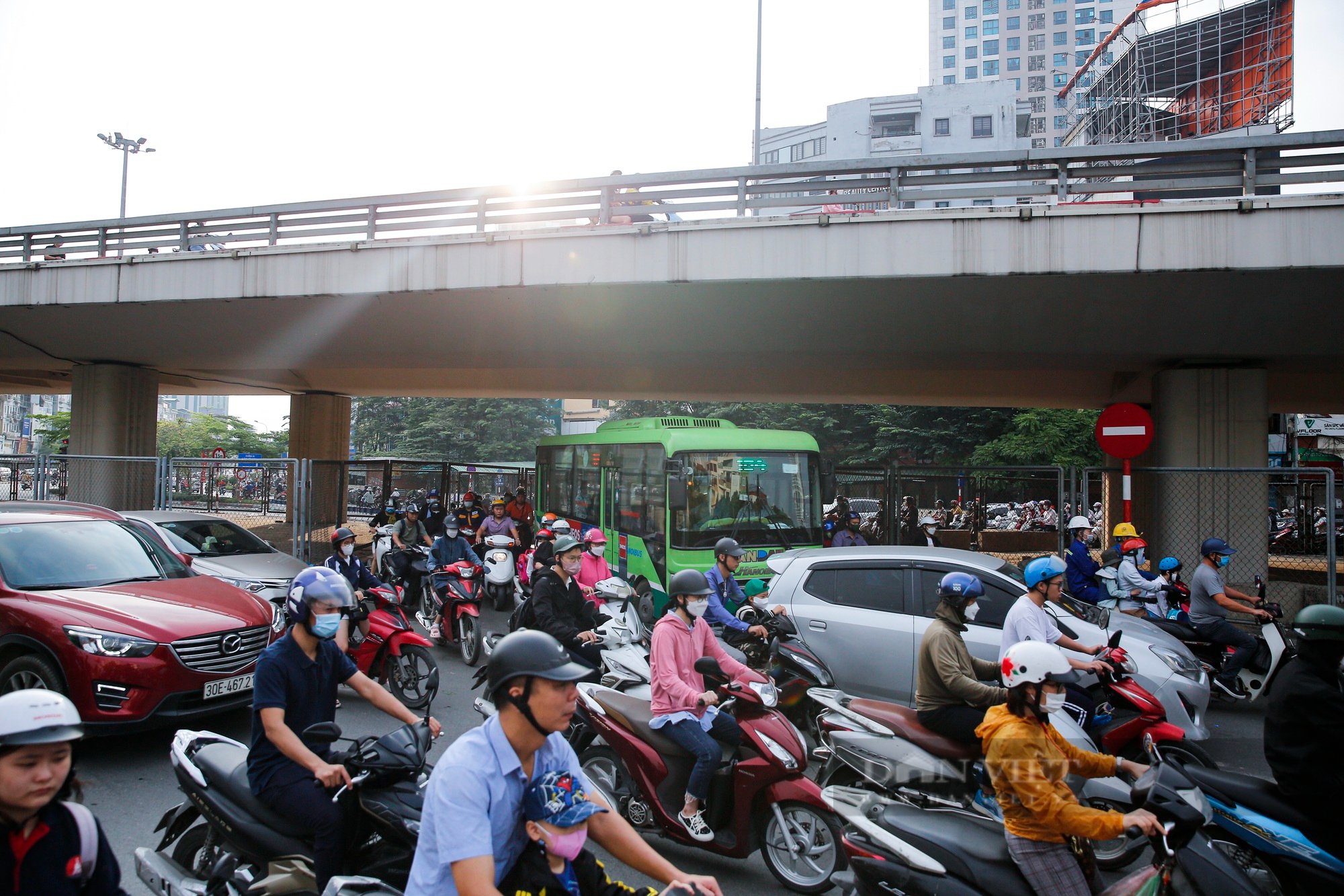 Hàng loạt xe ô tô vi phạm sau khi Hà Nội lắp đặt biển cấm mới - Ảnh 4.