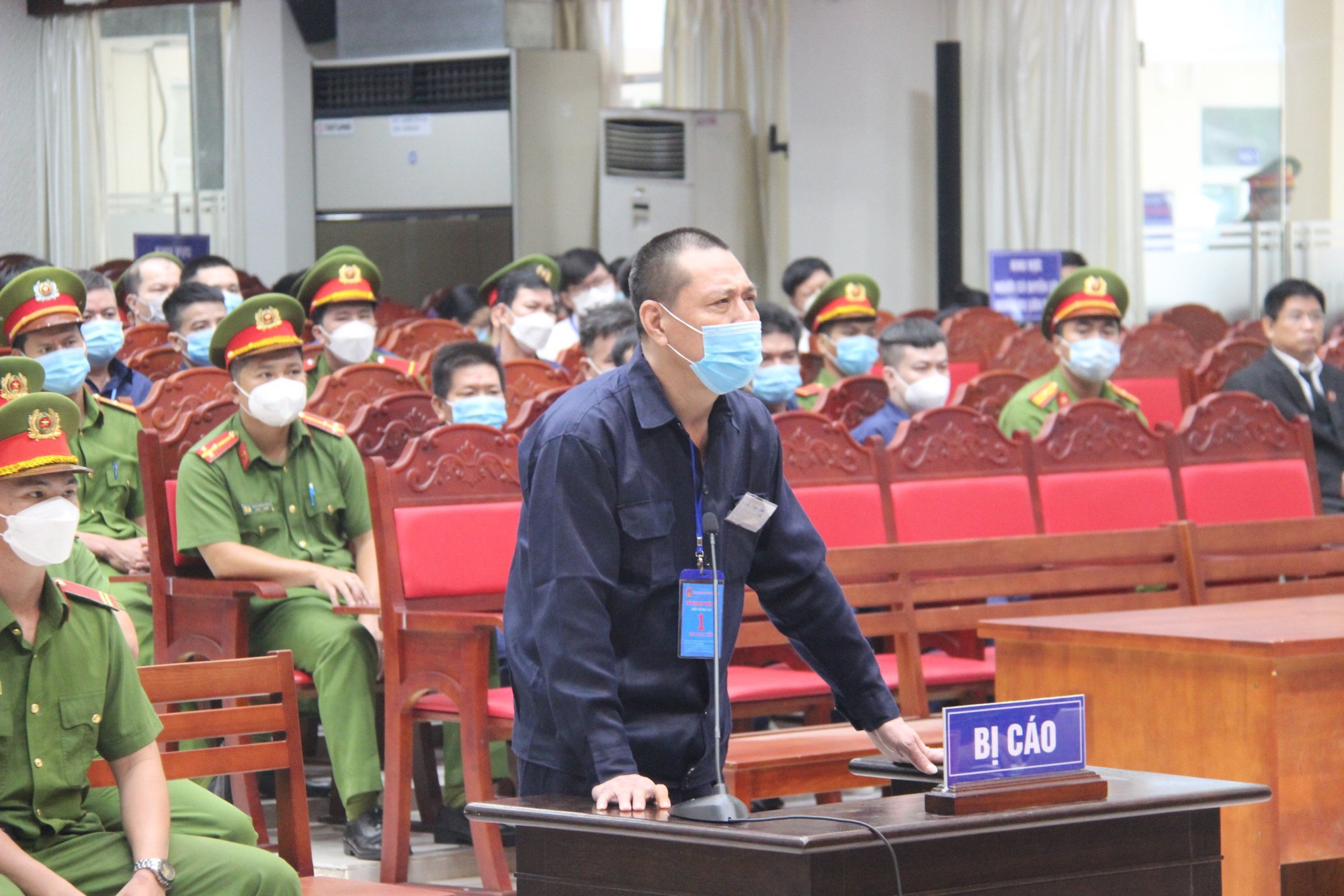 Đại án xăng giả: Một bị cáo đến toà trễ, vẫn đang phần thẩm tra lý lịch - Ảnh 1.