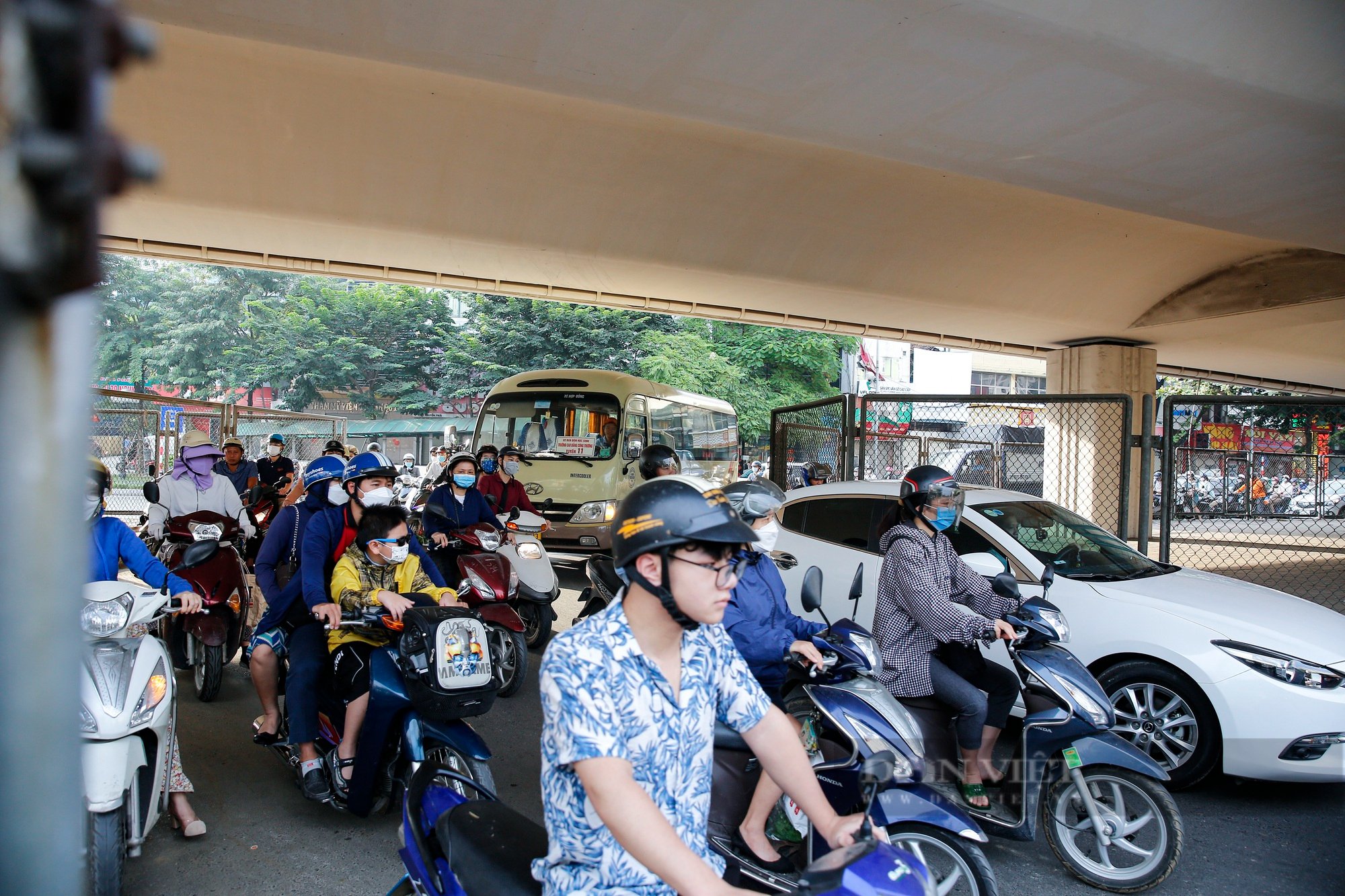 Hàng loạt xe ô tô vi phạm sau khi Hà Nội lắp đặt biển cấm mới - Ảnh 5.