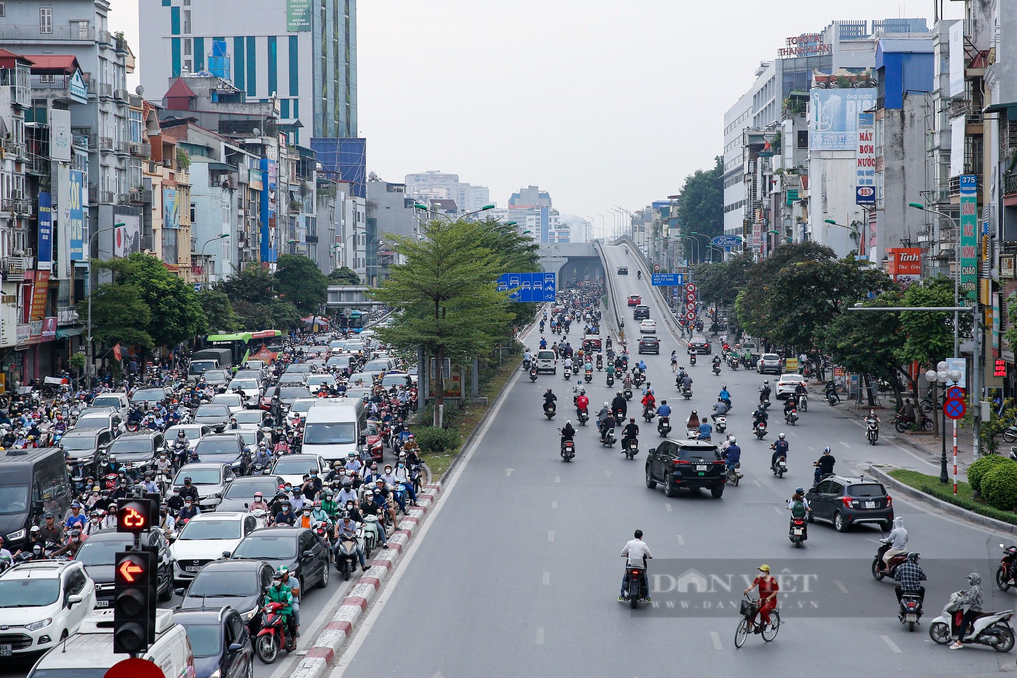 Hàng loạt xe ô tô vi phạm sau khi Hà Nội lắp đặt biển cấm mới - Ảnh 7.