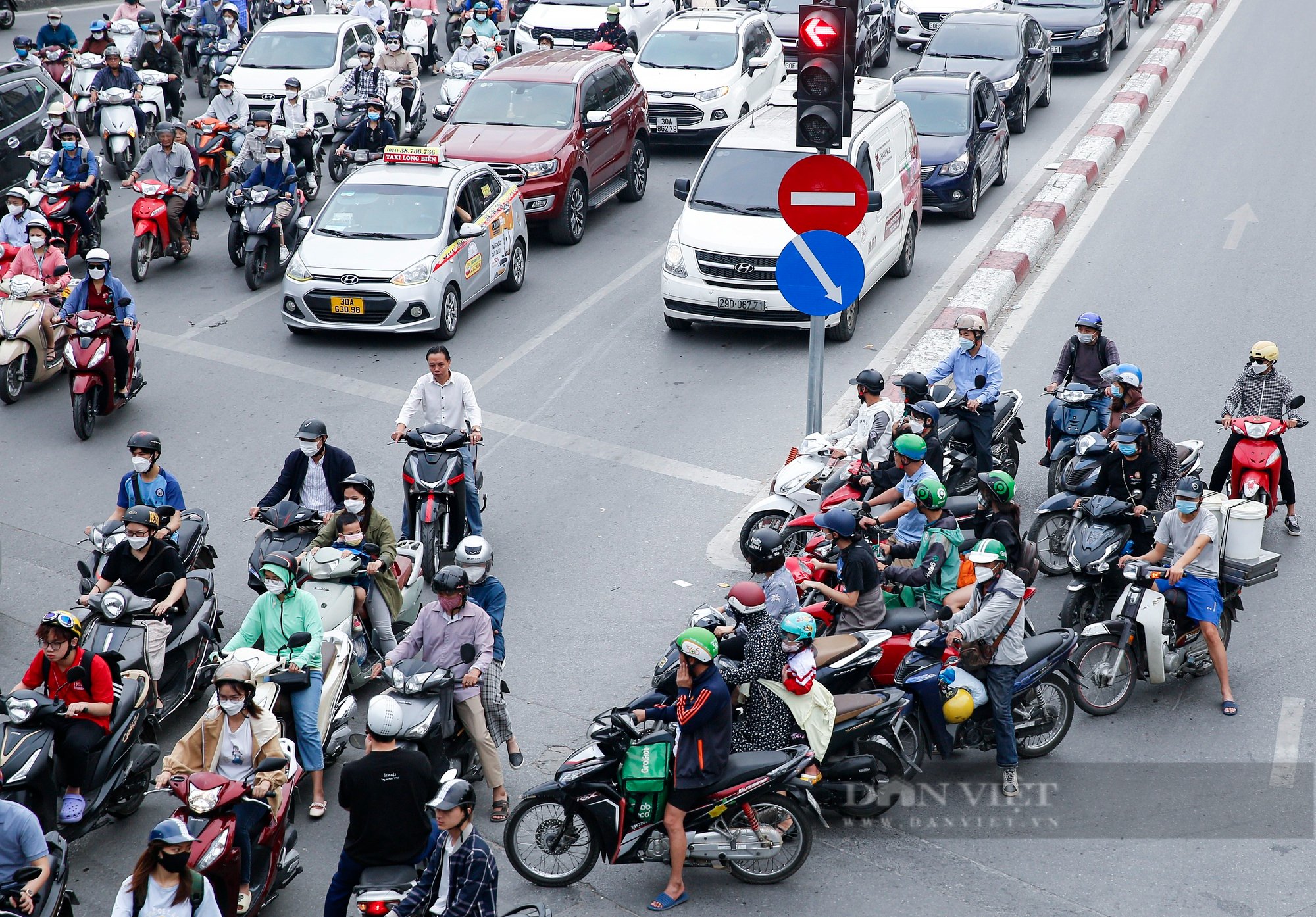 Hàng loạt xe ô tô vi phạm sau khi Hà Nội lắp đặt biển cấm mới - Ảnh 8.