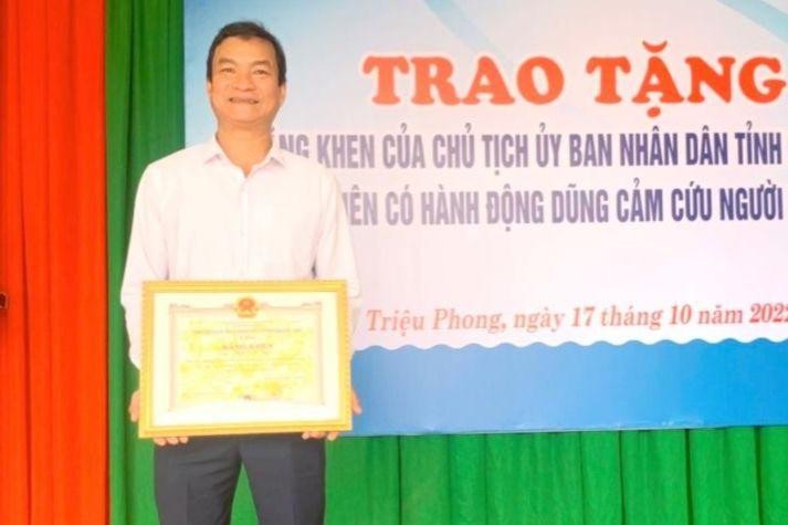 Thầy giáo vượt sóng dữ dũng cảm cứu người - Ảnh 2.