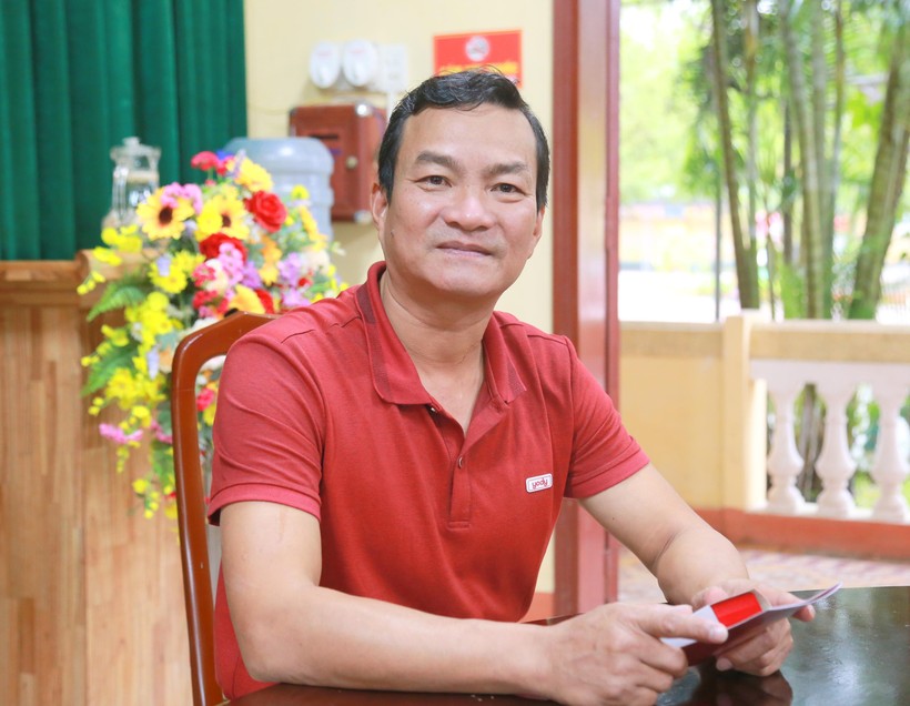 Thầy giáo vượt sóng dữ dũng cảm cứu người - Ảnh 1.
