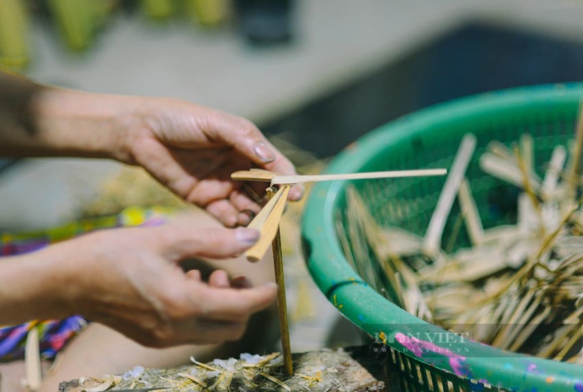 Ông tổ của nghề làm chuồn chuồn tre tiết lộ bí quyết tạo ra các sản phẩm &quot;hút&quot; du khách - Ảnh 5.