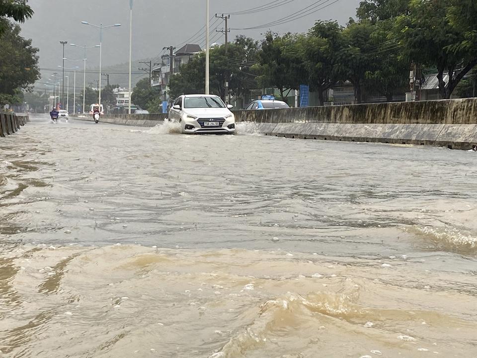 Các hồ chứa ở Khánh Hòa xả điều tiết lũ - Ảnh 1. Các hồ chứa ở Khánh Hòa xả điều tiết lũ - Ảnh 1.