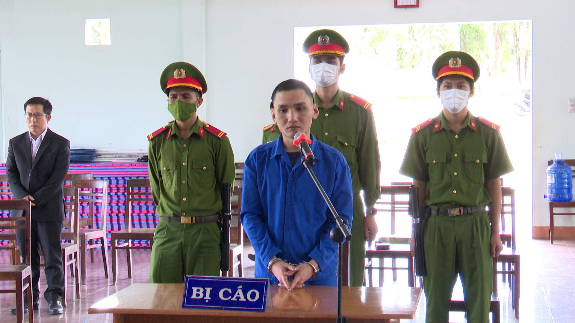 Cầm dao đâm người trọng thương vì nghi ngờ bị nói xấu - Ảnh 1.