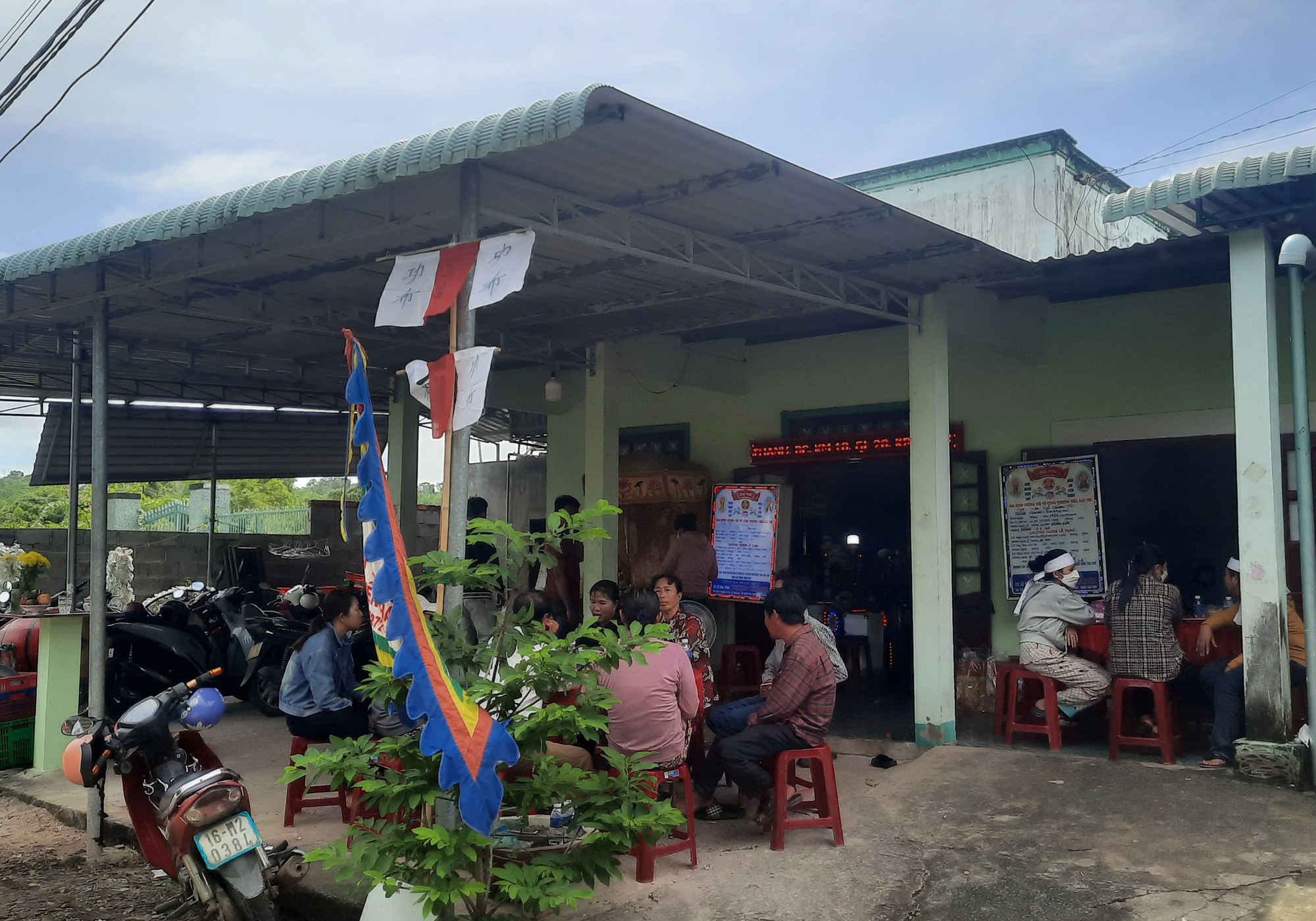 Vụ TNGT liên hoàn giữa 3 xe tải ở Bình Thuận: Chồng tử vong theo vợ bỏ lại 3 con thơ - Ảnh 4.