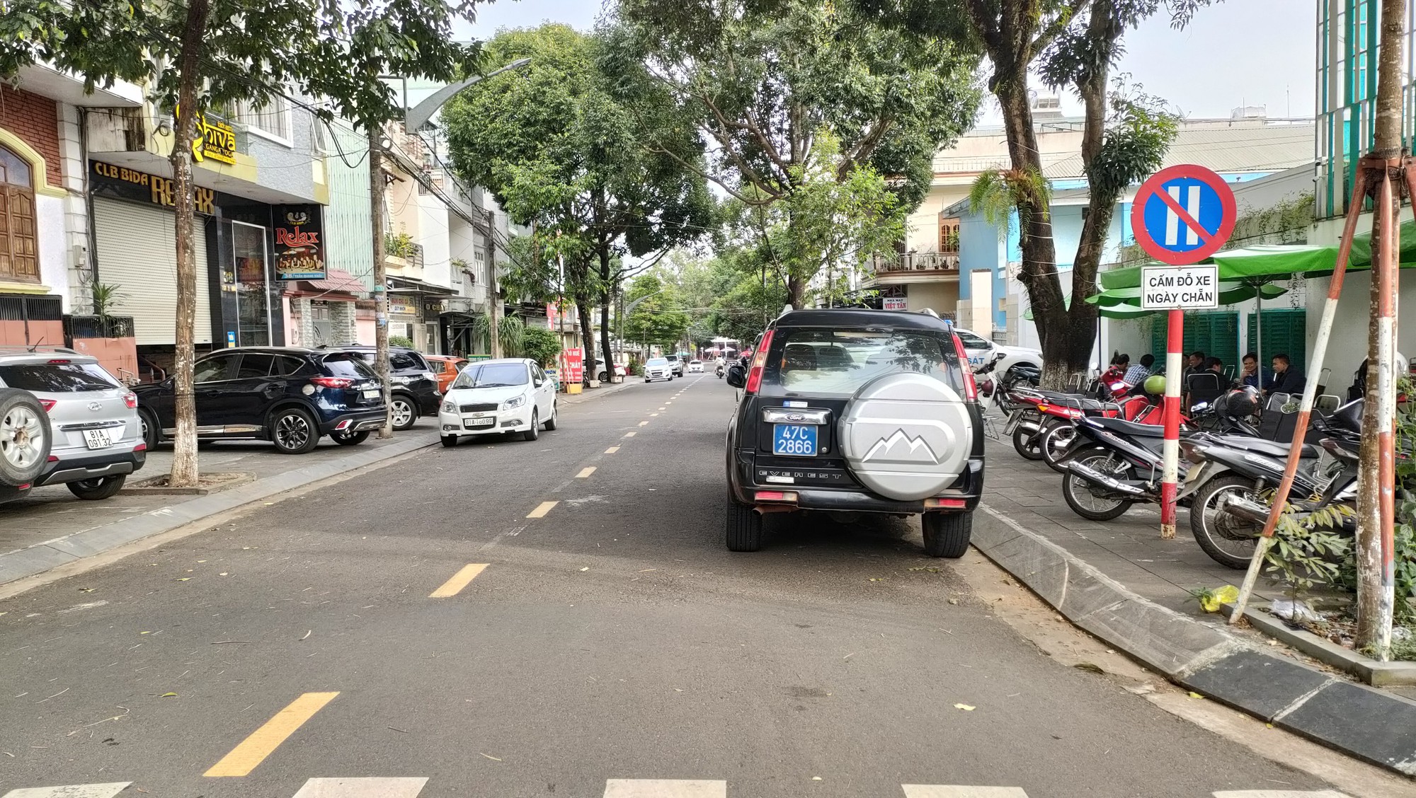 Xử phạt một xe biển xanh đỗ sai quy định ở Gia Lai - Ảnh 2.