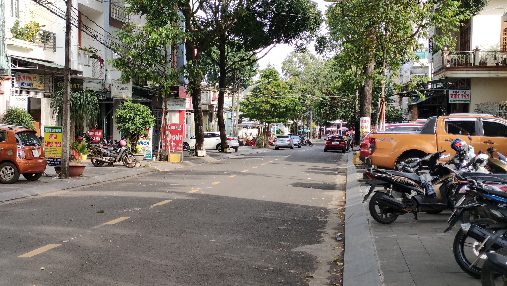 Xử phạt một xe biển xanh đỗ sai quy định ở Gia Lai - Ảnh 1.
