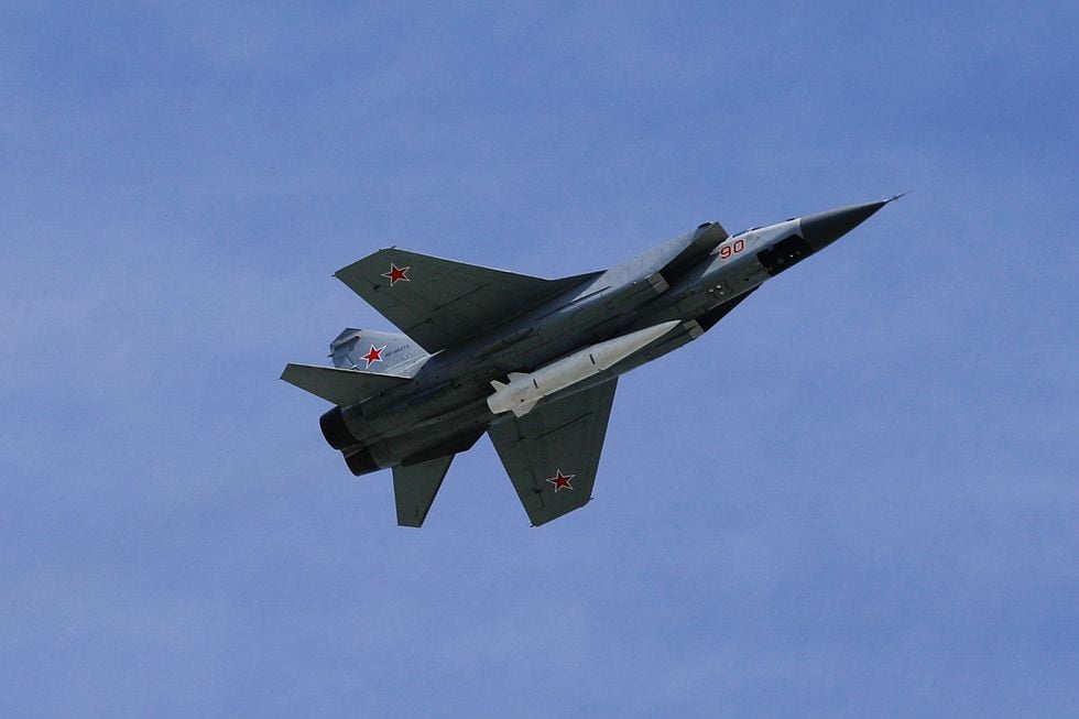 Nga cũng có vũ khí siêu thanh, Kinzhal, được mang theo máy bay đánh chặn MiG-31. Tuy nhiên, Kinzhal thực chất là một tên lửa đạn đạo phóng từ mặt đất Iskander được tái sử dụng như một vũ khí phóng từ trên không.